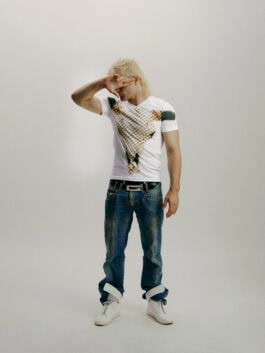 ski aggu wearing freedoms bull shirt, covering his face